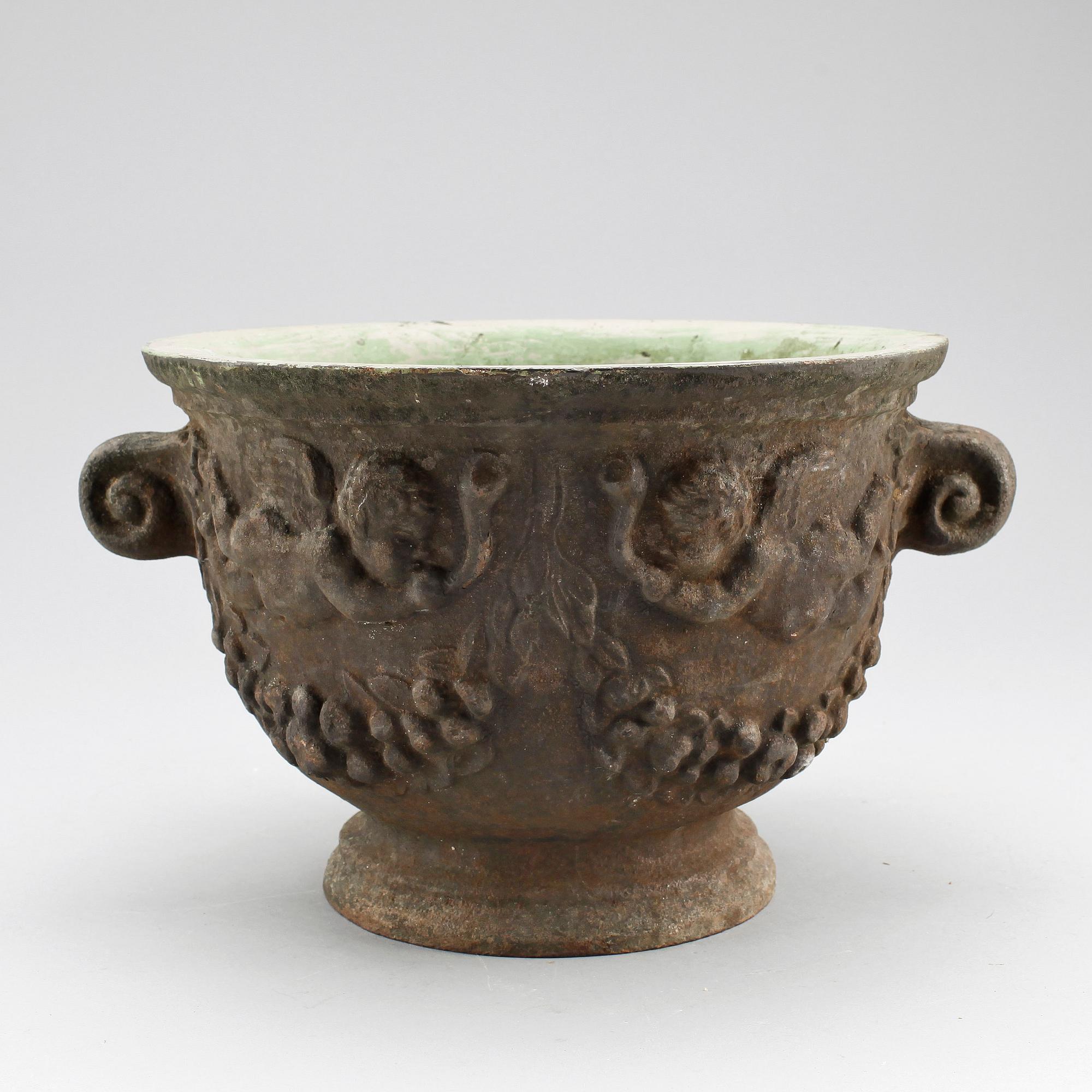 TRÄDGÅRDSURNA, gjutjärn, 1900-talets första hälft.