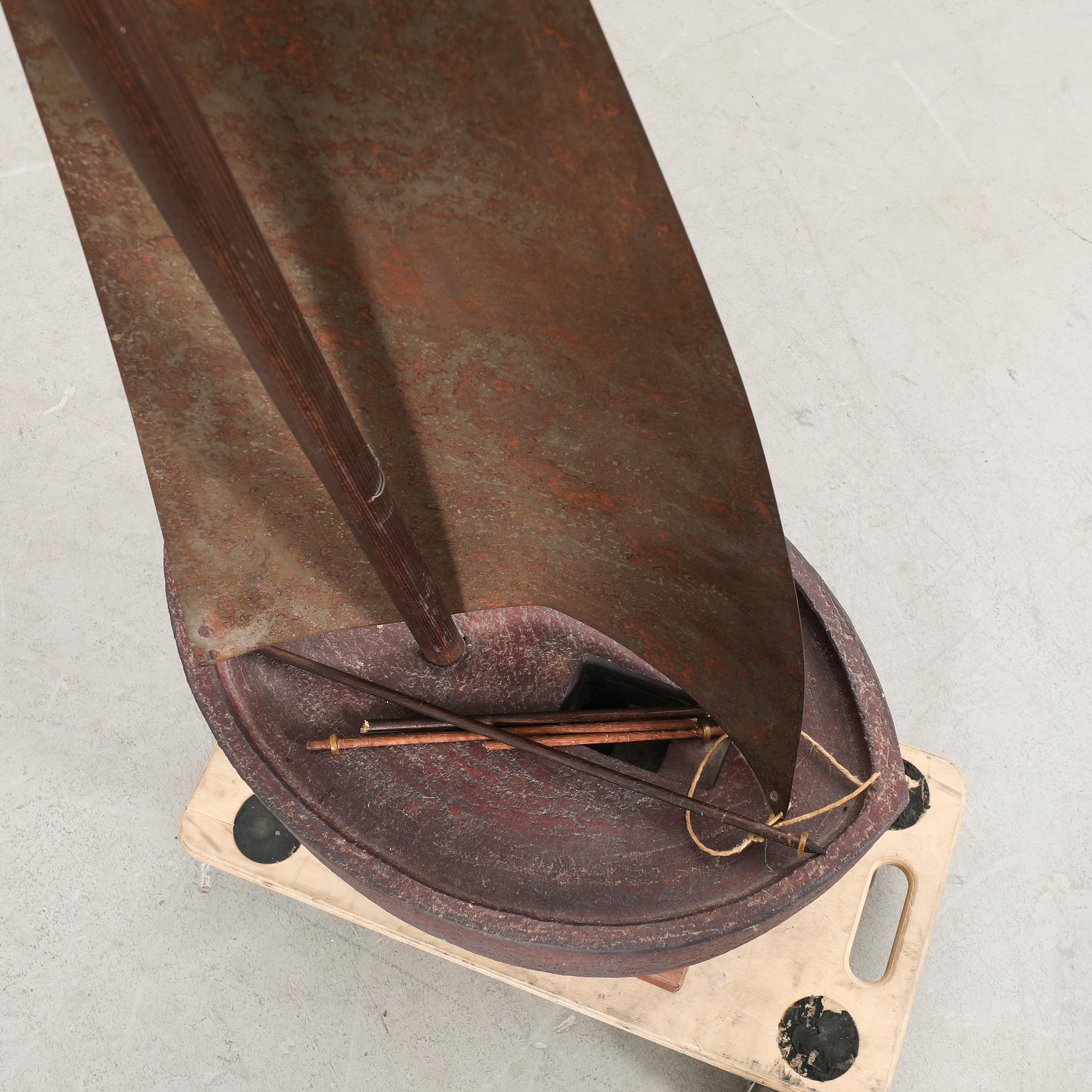 Getthen Holm,  skulptur signerad keramik och trä/metall.