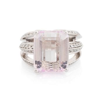 422. An 18K white gold ring set with a facted kunzite and round brilliant-cut diamonds.