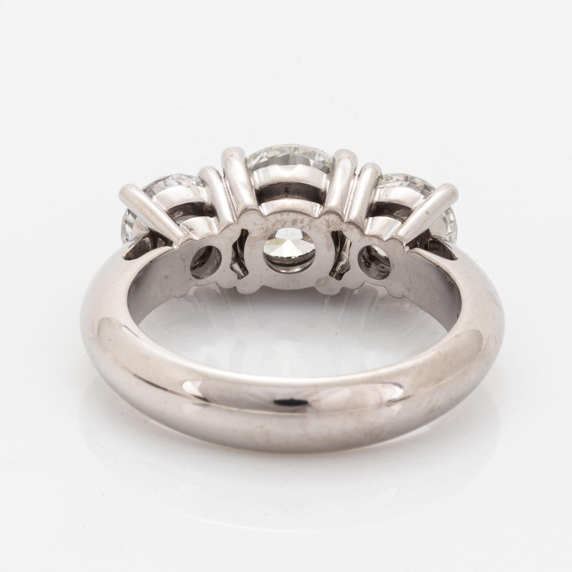 An 18K white gold ring set with round brilliant-cut diamonds.