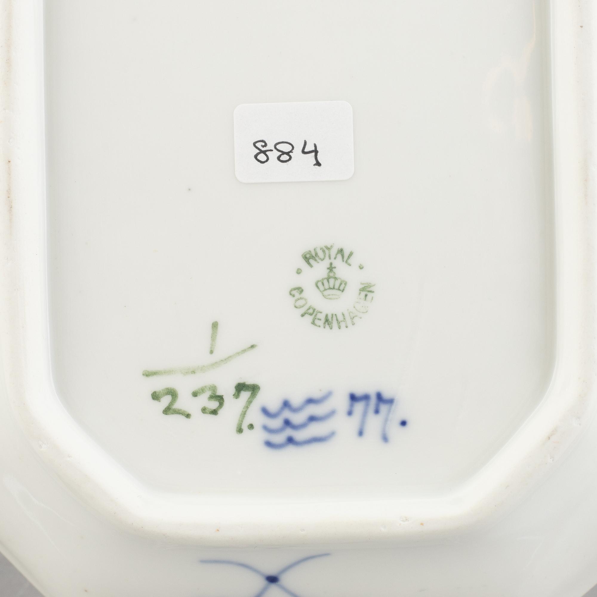 A group of three dishes and two bowls, 'Blue Fluted Plain'/'Musselmalet rifflet', Royal Copenhagen, 1898-1923 and later.