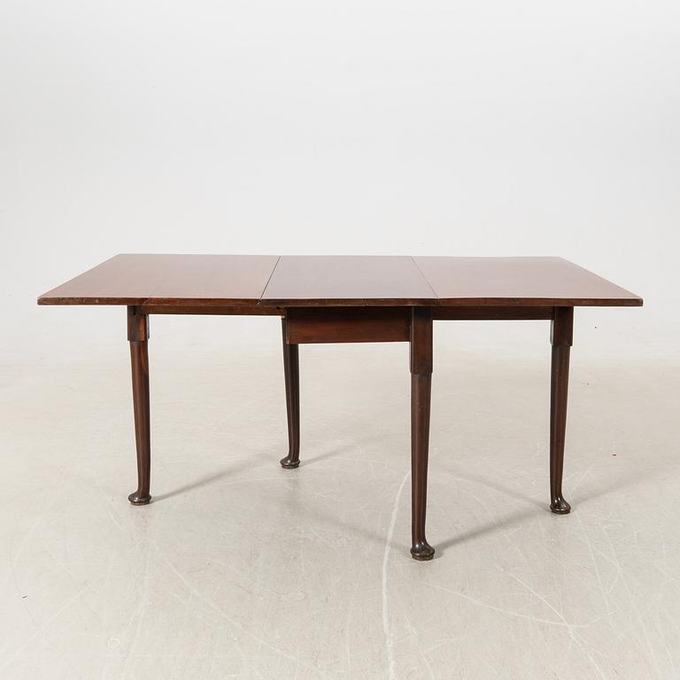 Drop-leaf table England 18th/19th century.