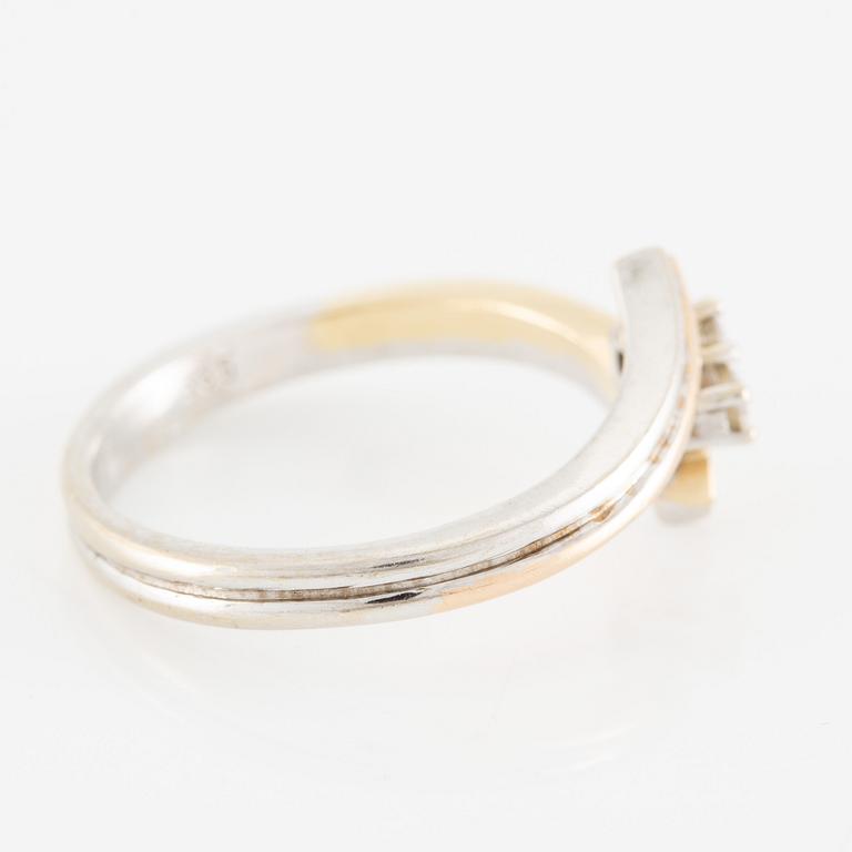 Ring in 14K gold and white gold set with two brilliant-cut diamonds.