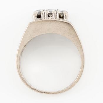 Ring, 18K white gold set with brilliant-cut diamonds.