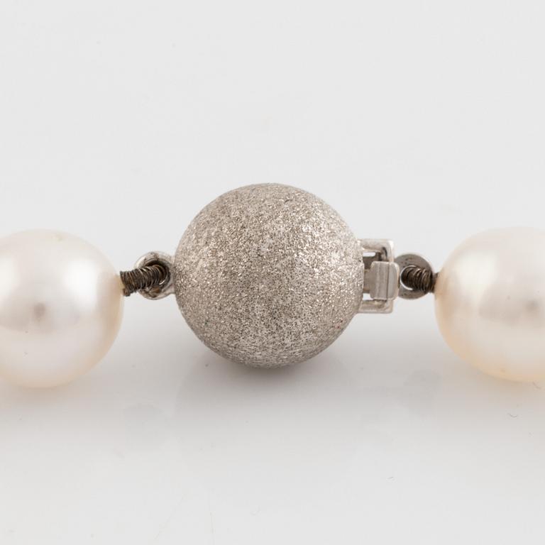 Cultured fresh water pearl neckace, clasp 18K white gold.