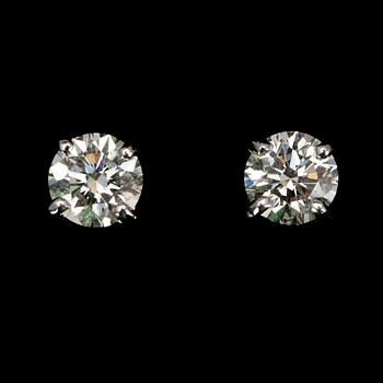 ÖRHÄNGEN, vitguld 18K, briljantslipade diamanter tot. 0,92 ct. Vikt 3,1 g. Intyg.