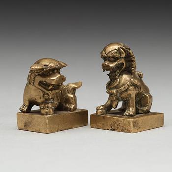 Two Chinese seals, 20th Century.