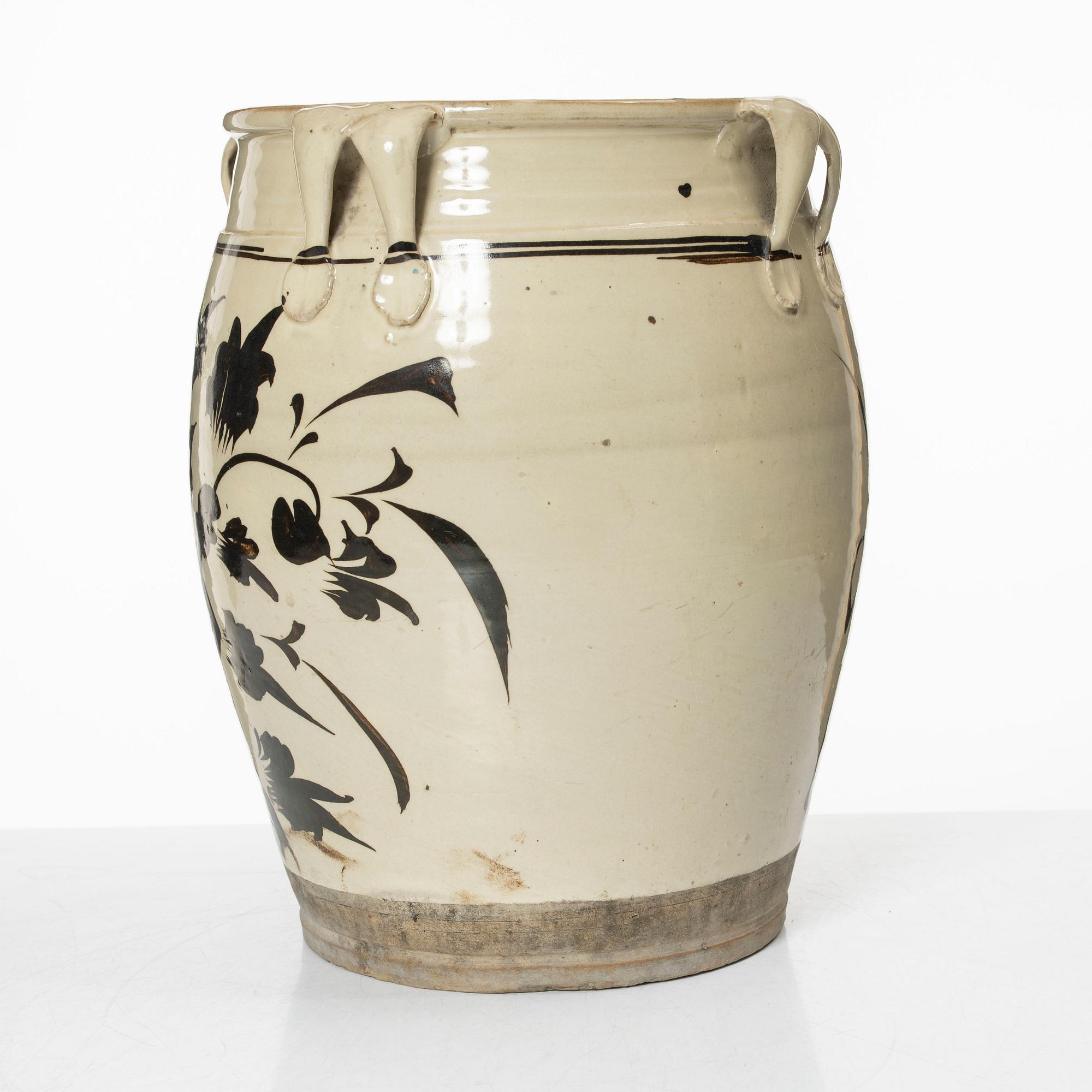 A Cizhou style ceramic jar, Ming dynasty or later.