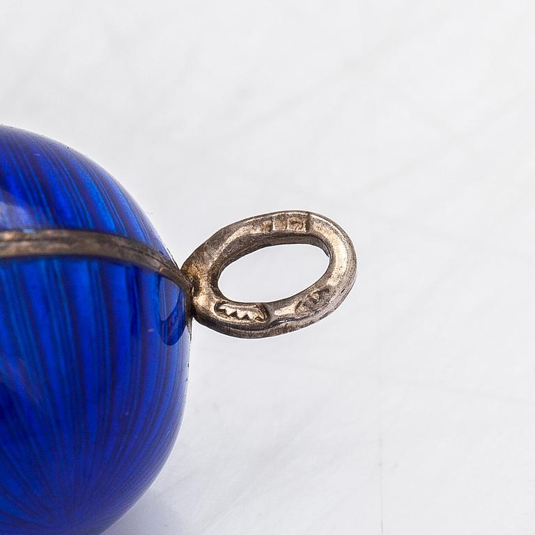 A silver and enamel egg pendant. Finnish hallmarks.