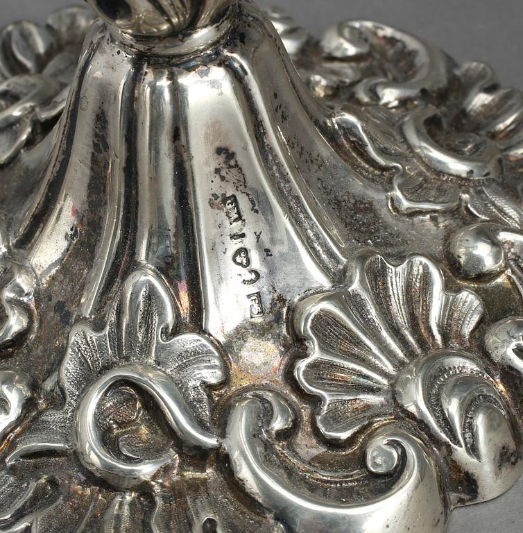 LJUSSTAKAR ETT PAR, silver. Gustaf Möllenborg Feron, Stockholm 1861. Nyrokoko.