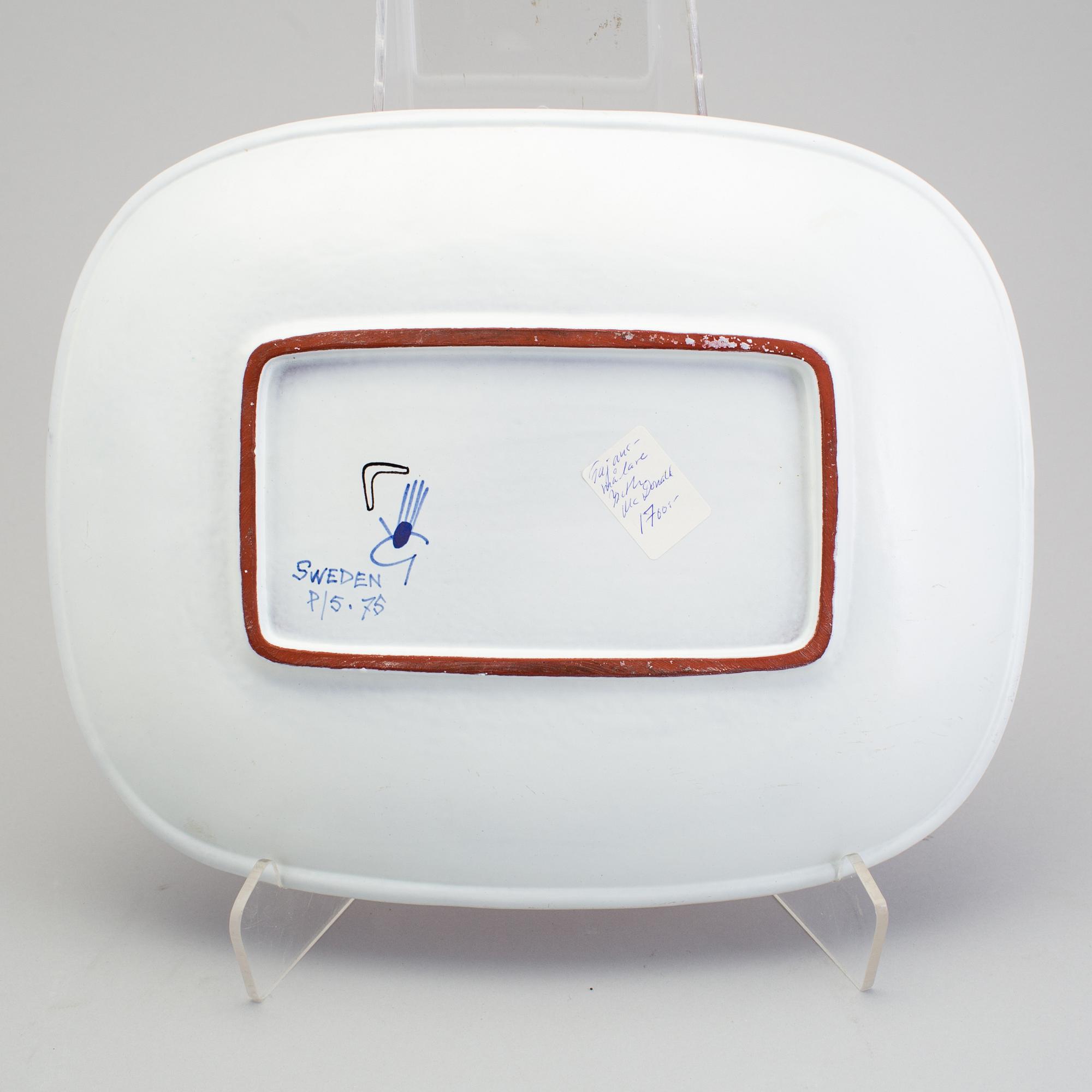 STIG LINDBERG, a faience dish, Gustavsberg 1950s.