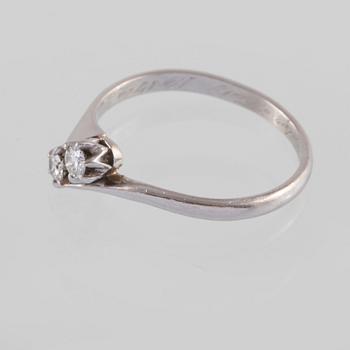 RING, platina med 2 briljantslipade diamanter, CG Hallberg, Stockholm, 1950. Vikt 2,6 gram.