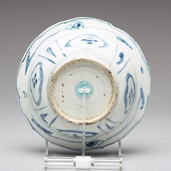 A group of three blue and white dishes, Ming dynasty, Wanli (15732-1620).