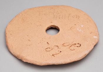 HERTHA HILLFON, knäckebröd, oglaserat lergods, sign H -82.