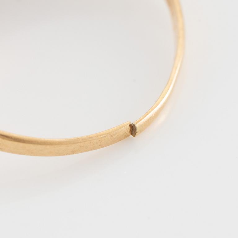 Ring 18K gold with red synthetic stone.