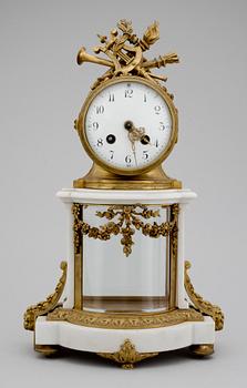 BORDSPENDYL, mässing, marmor, Louis XVI-stil, urverket märkt Lenzkirch, tidigt 1900-tal.