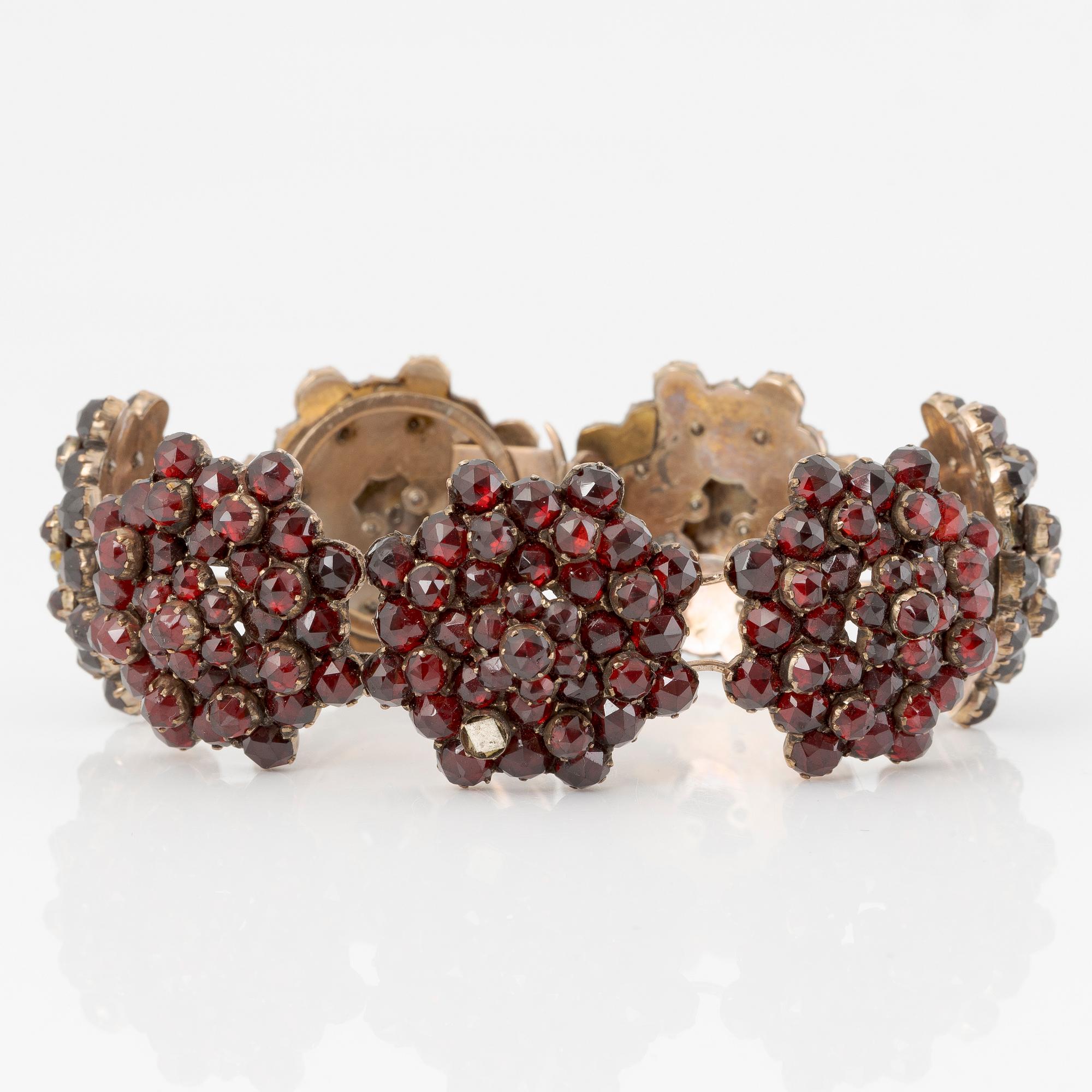 Garnityr med granater, armband, armring, broscher 2 st.