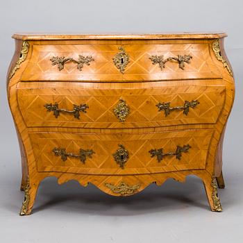 A SWEDISH CHEST OF DRAWERS, 18th Century.