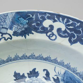 A blue and white wash basin, Qing dynasty, Qianlong (1736-95).