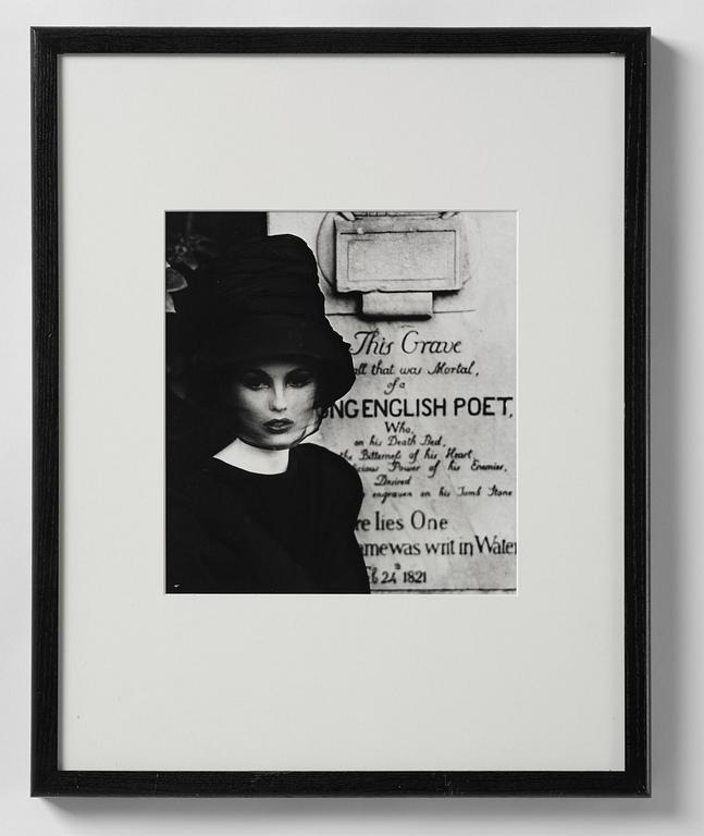 William Klein, "Dorothy at Keat's grave, Rome", 1962.