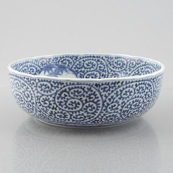 Skålar, två stycken, samt fat, porslin. Japan, Meiji (1898-1912).