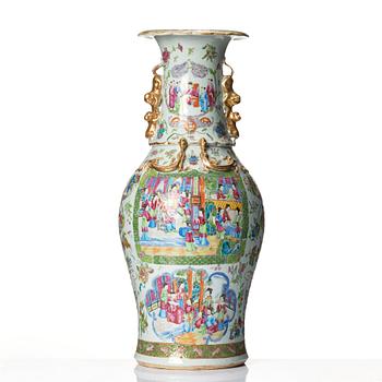 A famille rose Canton vase, Qing dynasty, 19th century.