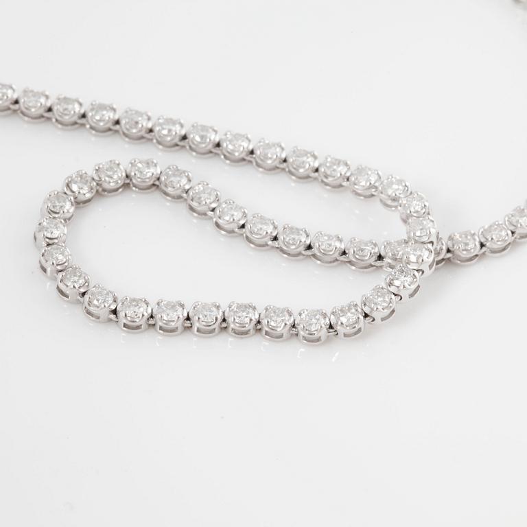 A ca 11.55 cts brilliant-cut diamond necklace.