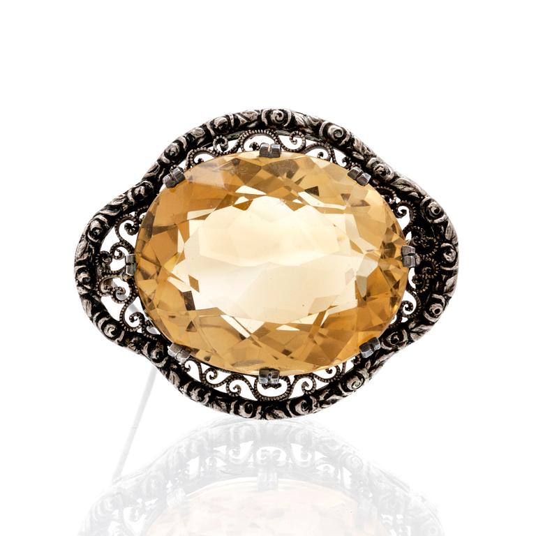 Brosch silver 800 och citrin, troligen England, omkring 1900.