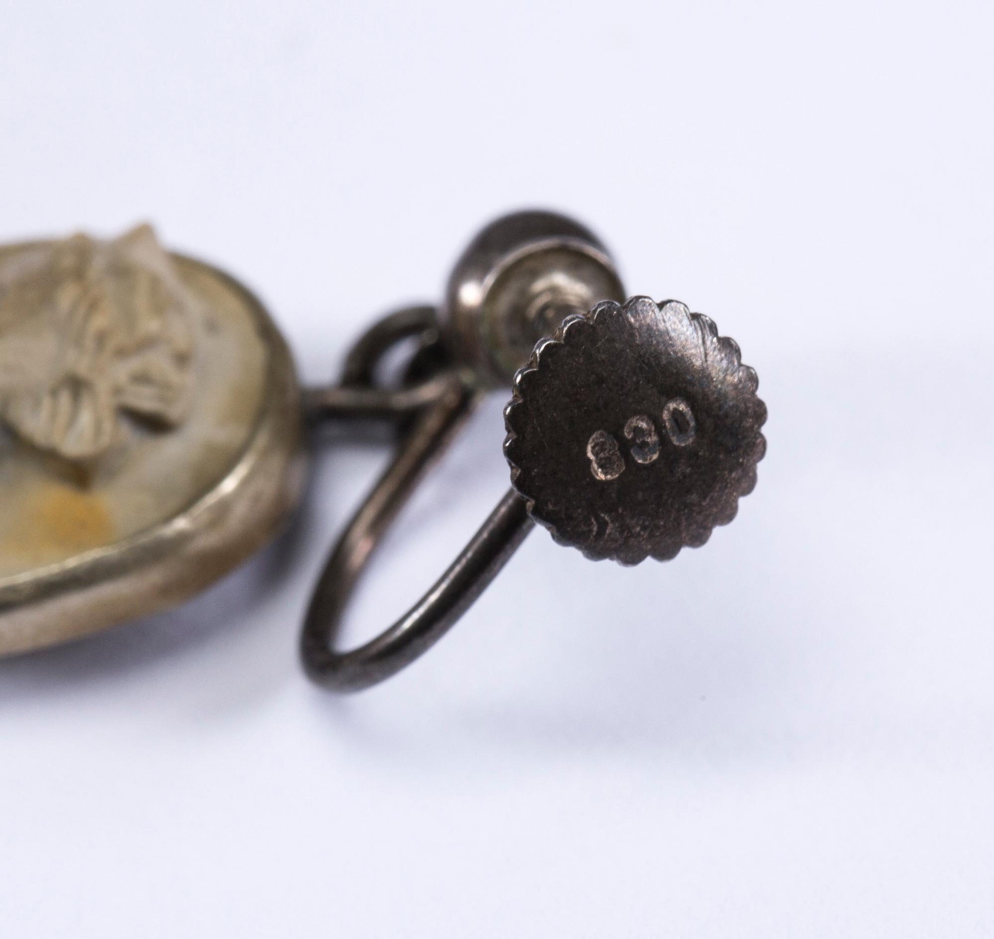 BROSCH SAMT ÖRHÄNGEN, silver och lavstenar, 1800-tal.