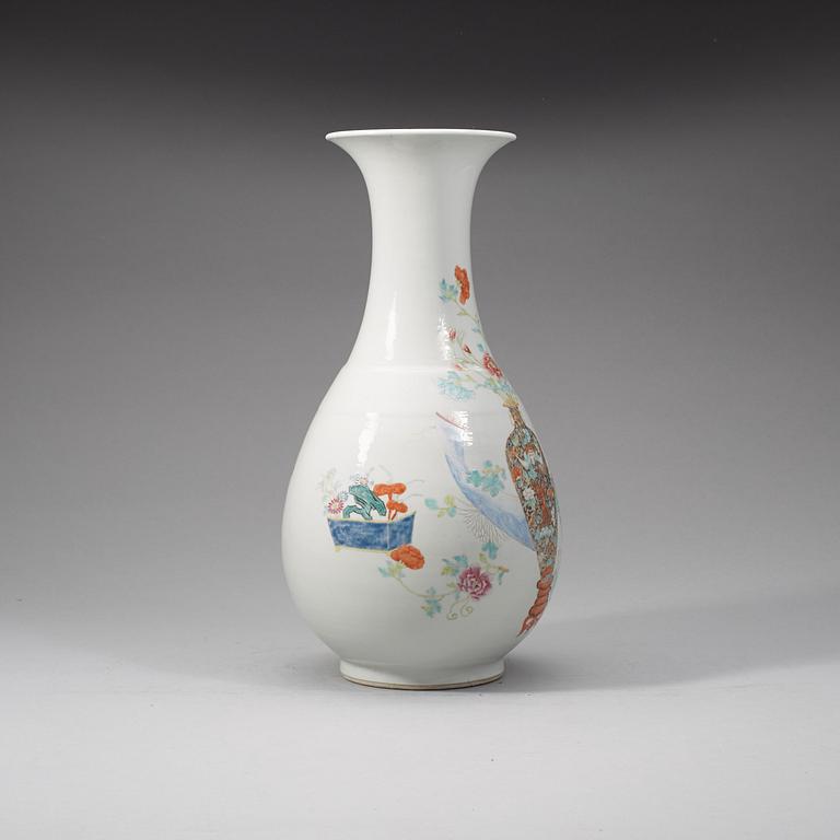 A Chinese famille rose vase, early 20th Century.