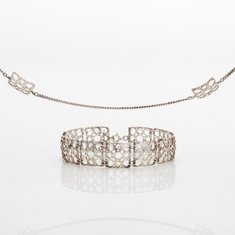 Liisa Vitali, kaulaketju ja rannekoru, "Leppäkerttu", sterling hopeaa, Westerback, Helsinki 1971 ja 1972.