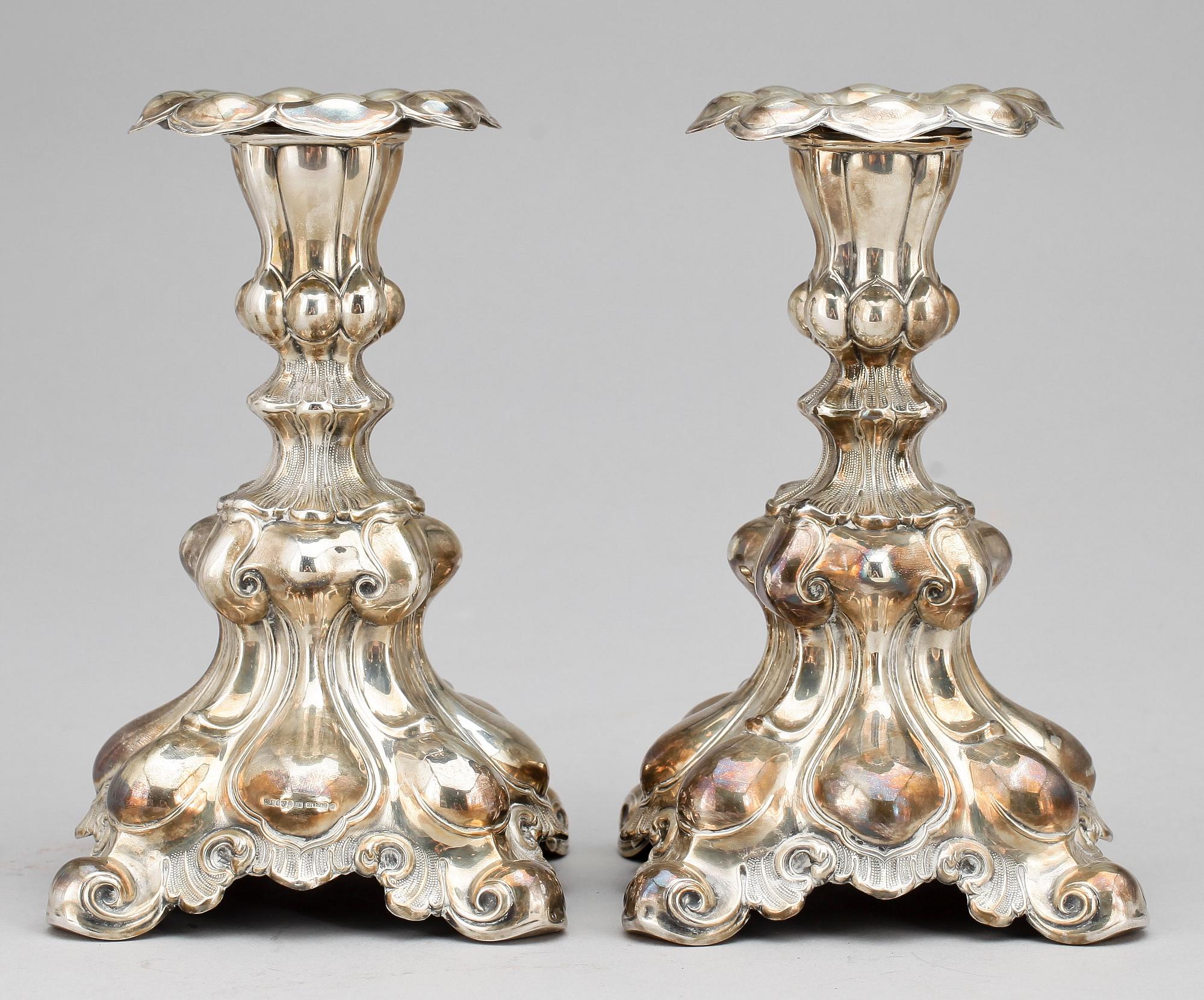 LJUSSTAKAR, ett par, sterlingsilver, rokokostil, C.G. Hallberg, Stockholm, 1959.