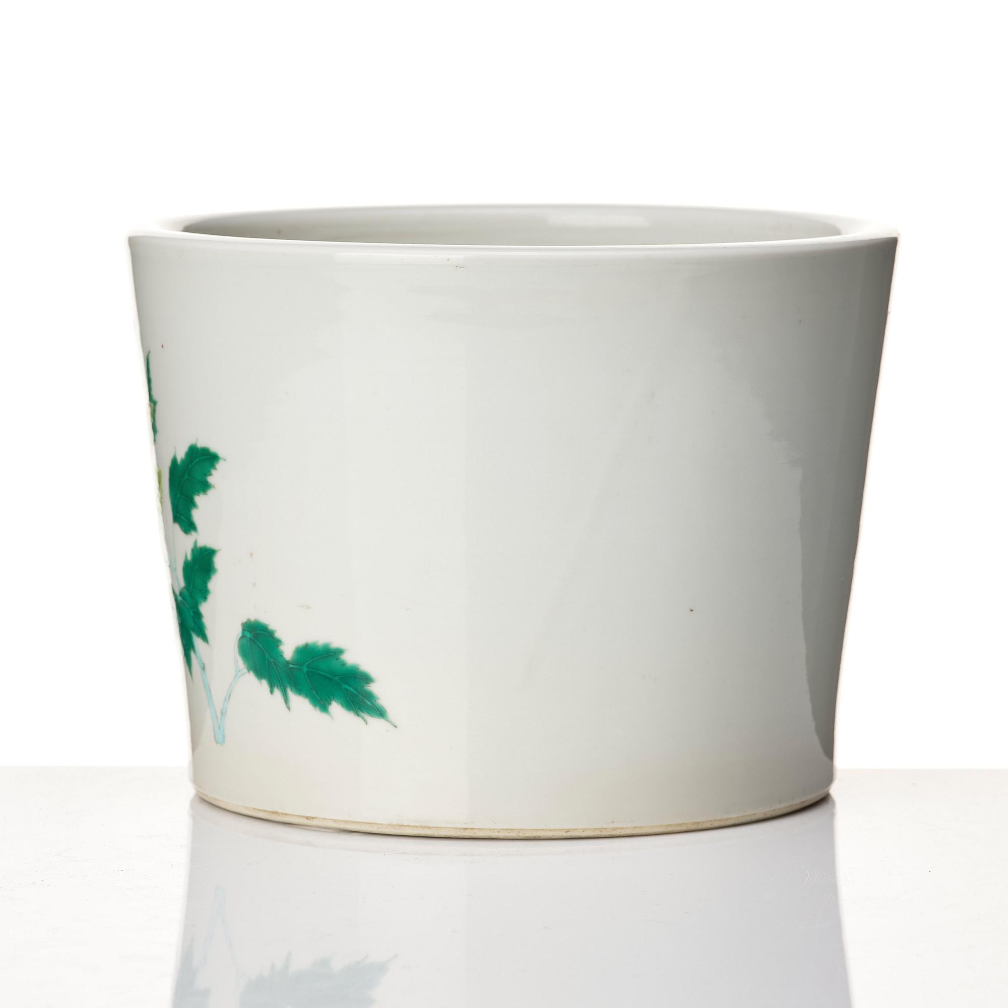 A famille rose scroll pot/flower pot, late Qing dynasty/early 20th Century.