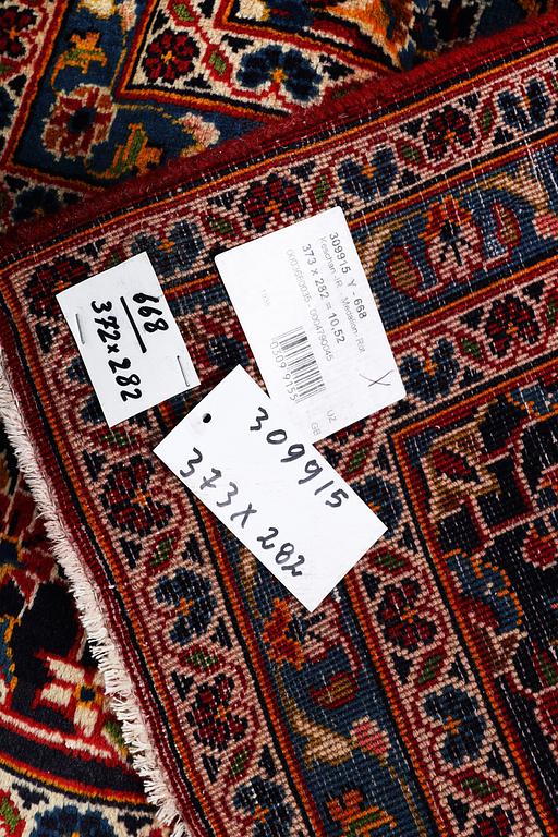 A carpet, Kashan, ca 373 x 282 cm.