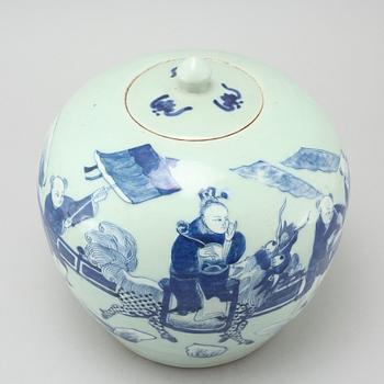 A chinese porcelain jar, 19th century.