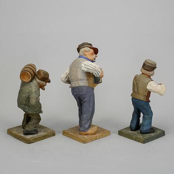 TRÄFIGURER, 3 st, två otydl signerade med datering 1933 resp 1938, en otydligt monogramsignerad.