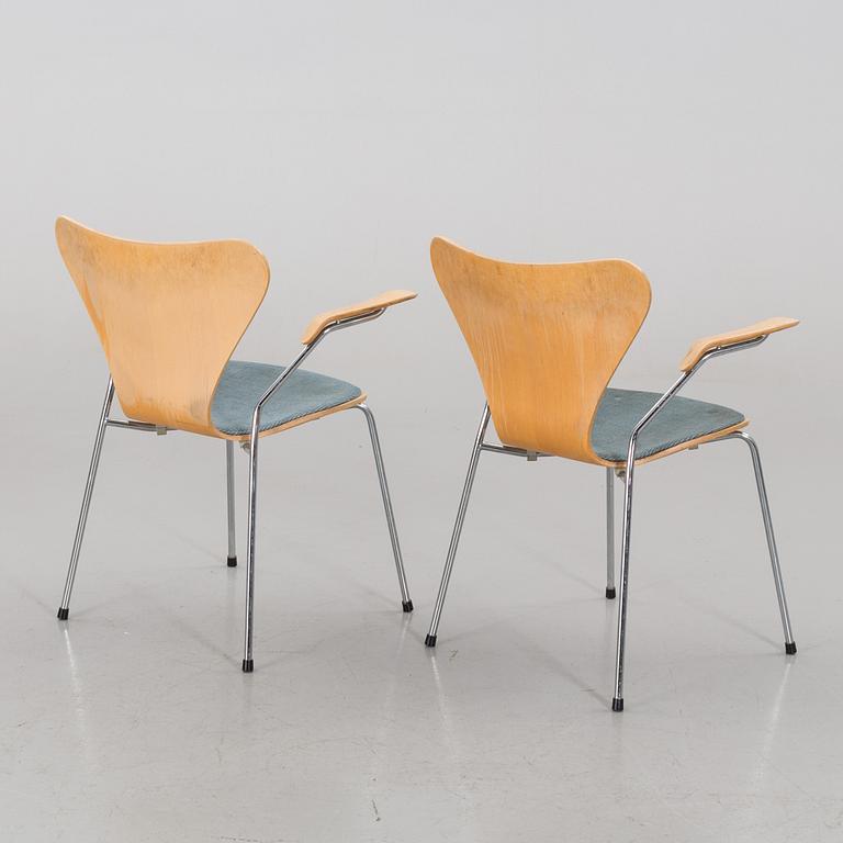 A PAIR OF "SEVEN (3207)" ARMCHAIRS DESIGNED BY ARNE JACOBSEN FOR FRITZ HANSEN.