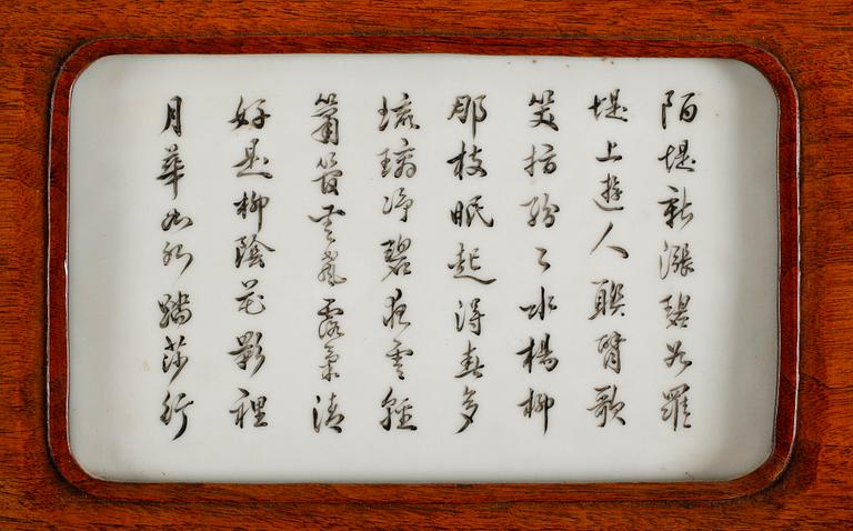 VÄGGPLATTOR, 2 st, porslin, Kina, i en ram, sannolikt tidigt 1900-tal.