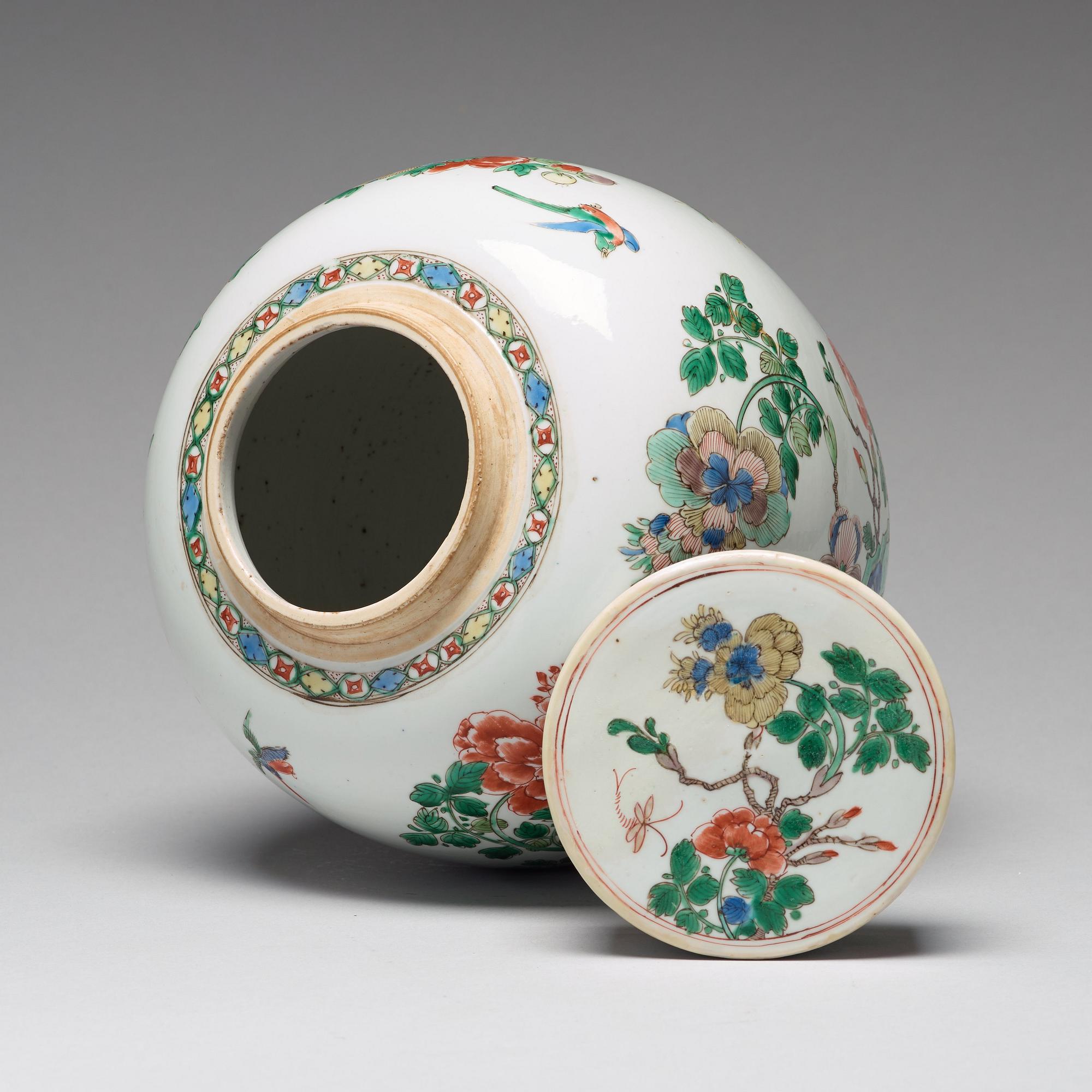 KRUKA med LOCK, porslin. Qingdynastin, Kangxi (1662-1722).
