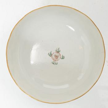 A Chinese enamelled 'dragon' porcelain bowl, Qing dynasty, 19th century.
