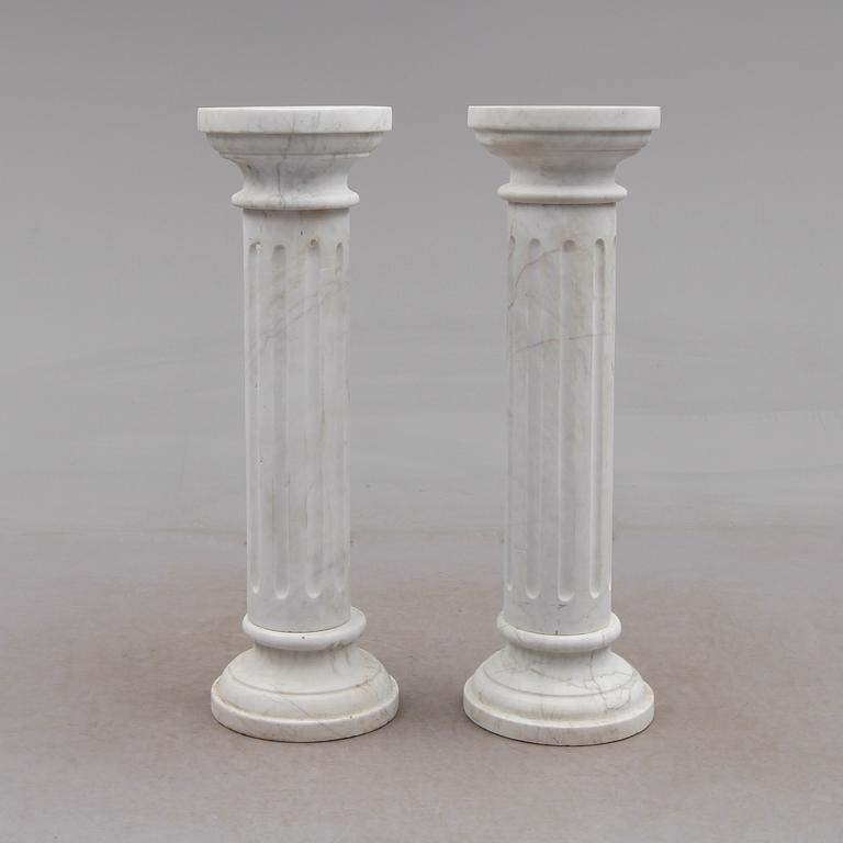 PIEDESTALER, 1 par, marmor, 1900-talets andra hälft.
