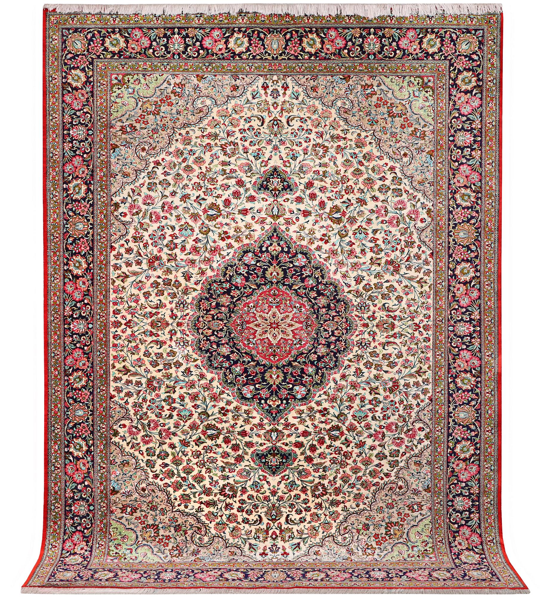 Matta, silkeghom, ca. 292 x 199 cm.
