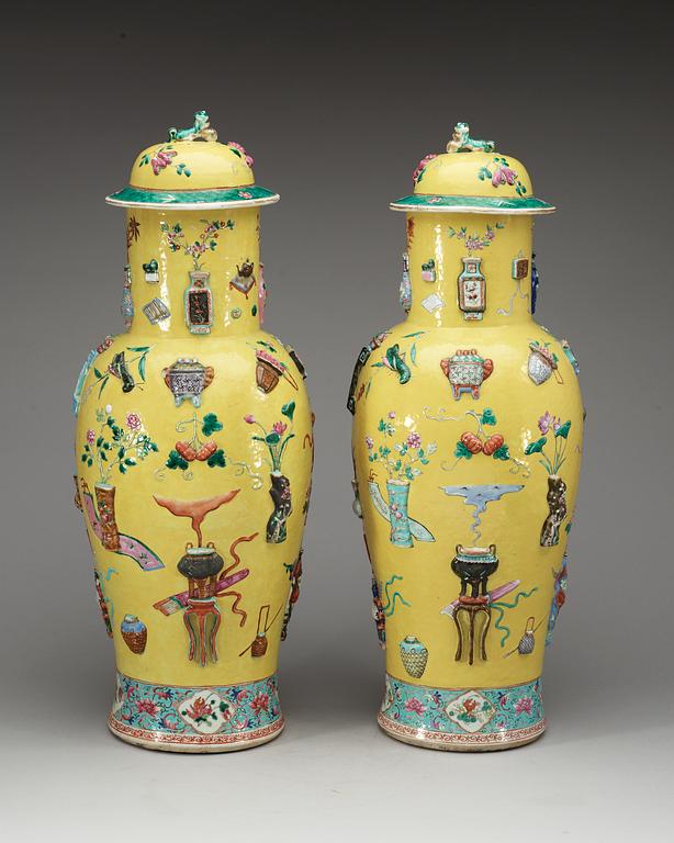 A pair of yellow-ground jars with covers, Qing dynasty.