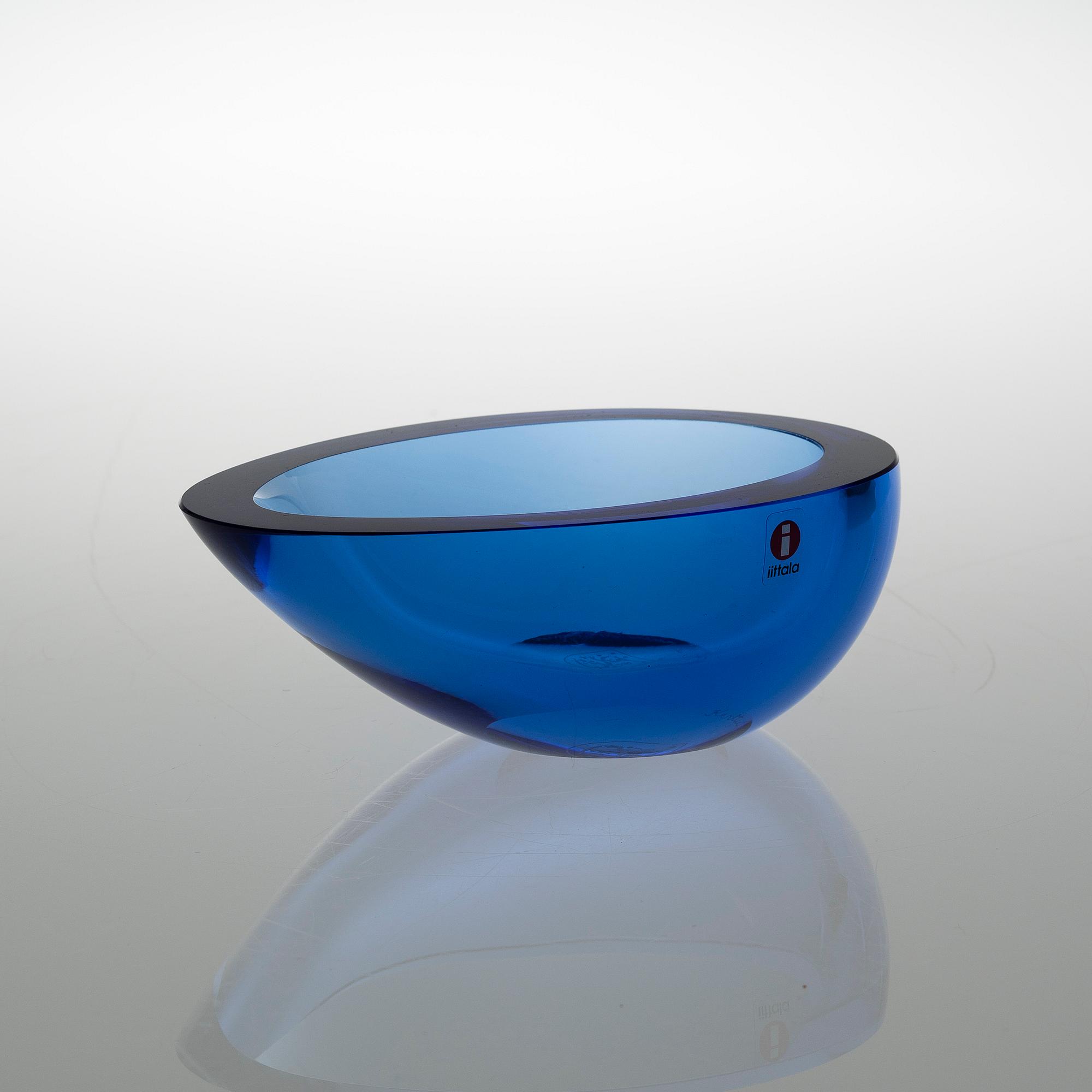 A GLASS BOWL BY KERTTU NURMINEN, signed  Kerttu Nurminen Nuutajärvi.