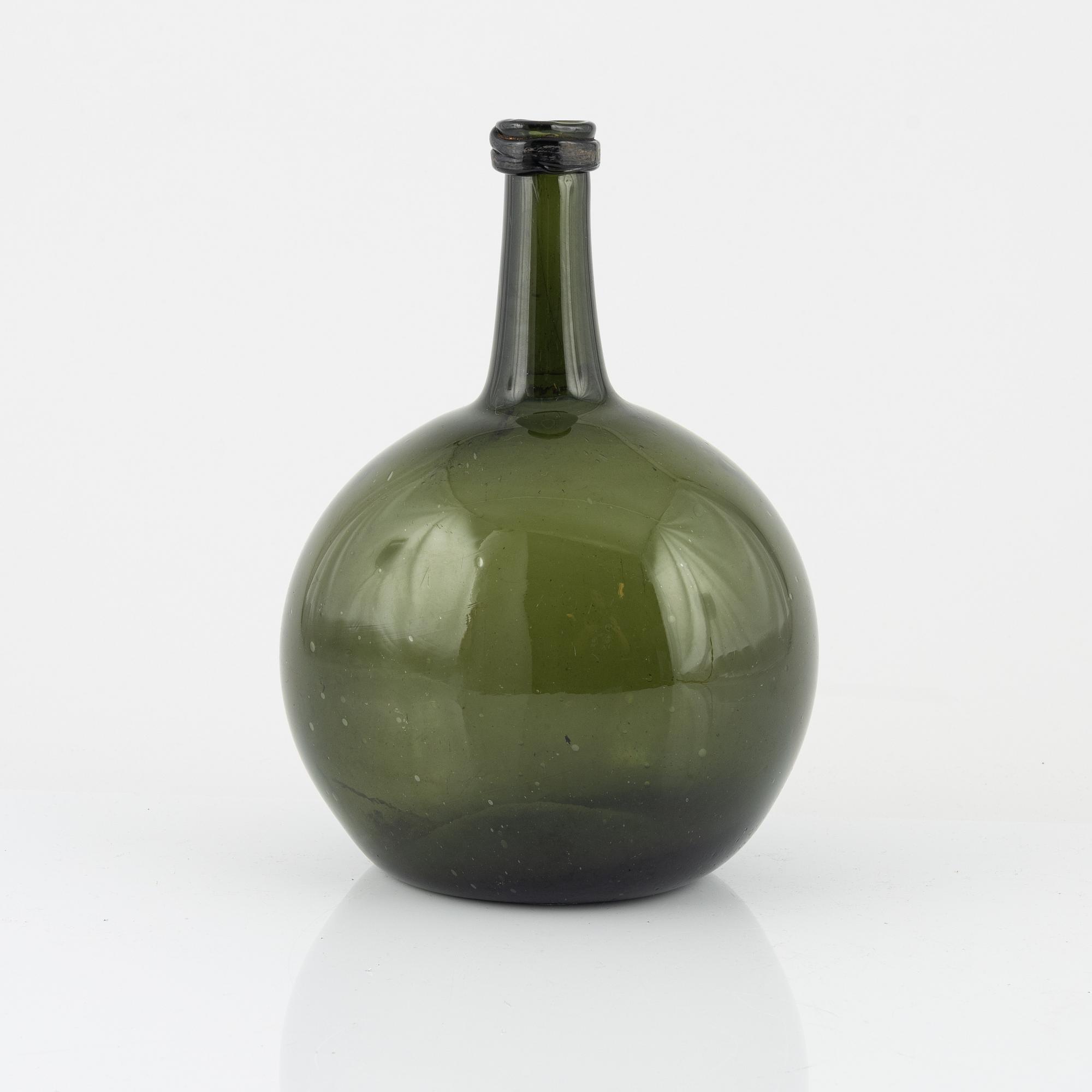A glass bottle, 18th/19th century.