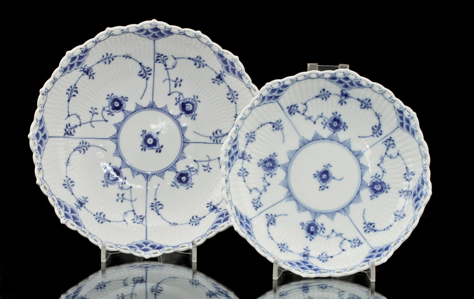 SERVISDELAR, 11 st, porslin, "Musselmalet", Royal Copenhagen.