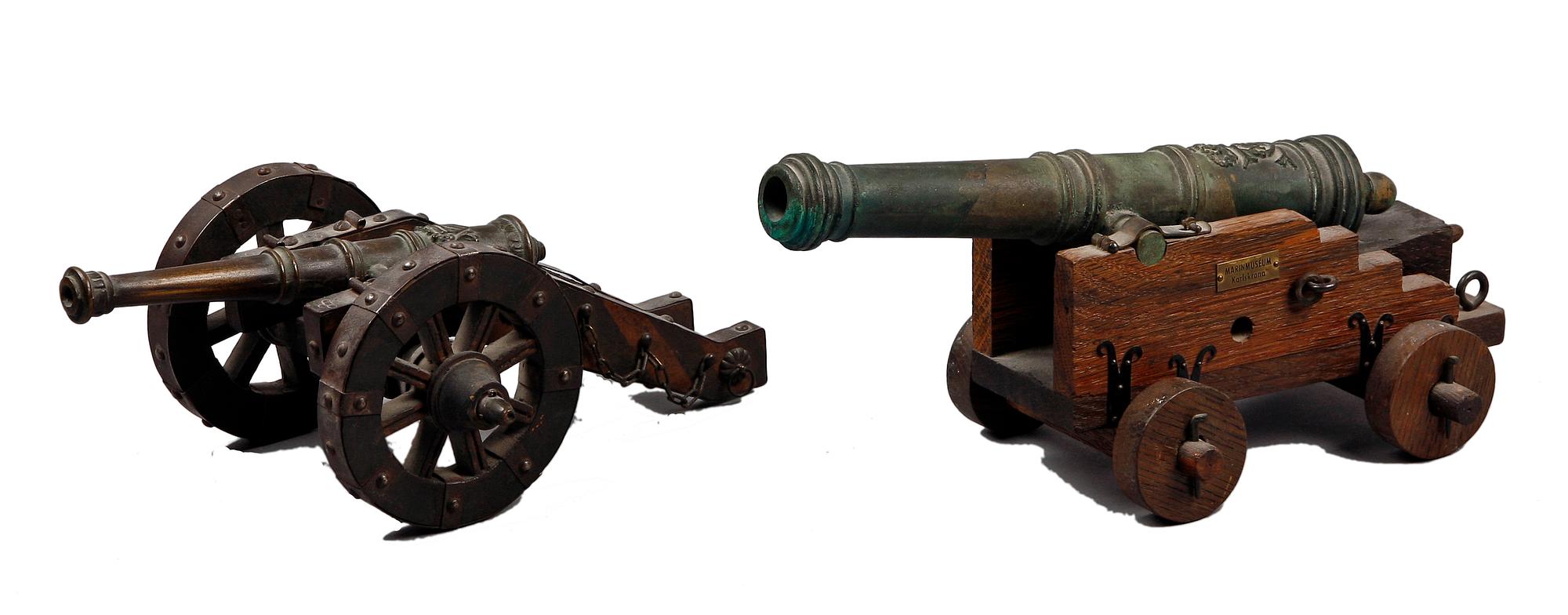 MODELLKANONER, 2 st, brons och trä, 1900-tal.