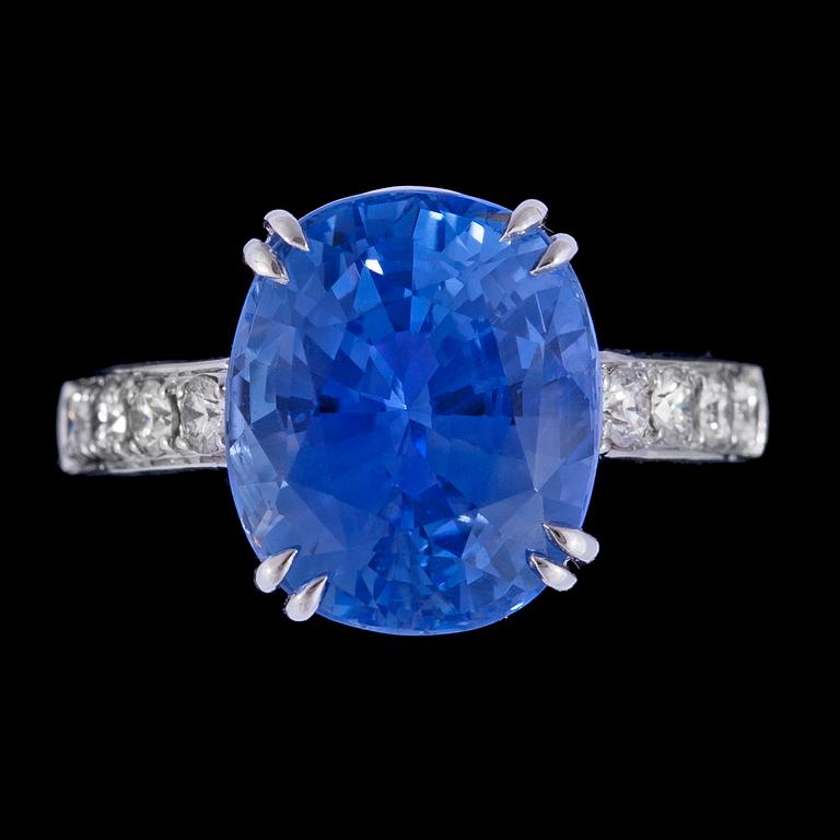 A blue sapphire, 7.95 cts, and brilliant cut diamond ring, tot. app 0.25 cts.