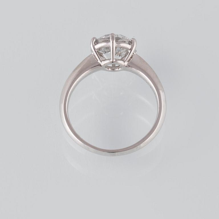 RING, 18K vitguld med briljantslipad diamant ca 2.01 ct. Vikt 3,5 gram.