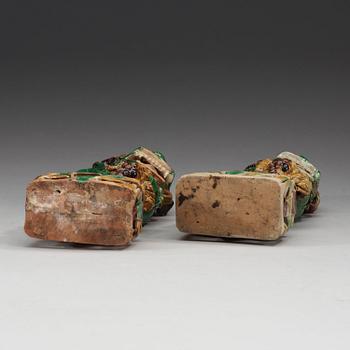 RÖKELSEHÅLLARE, ett par, porslin. Qing dynastin, Kangxi (1662-1722).